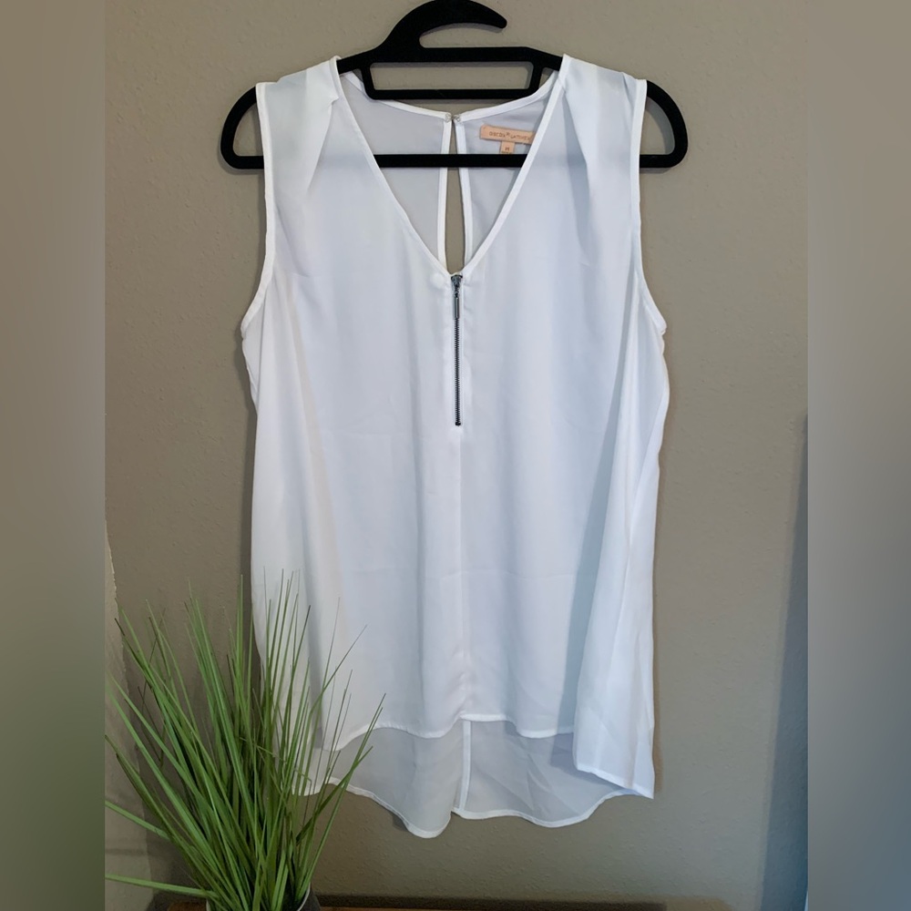 Gibson Latimer white sleeveless v-neck blouse. Size M.